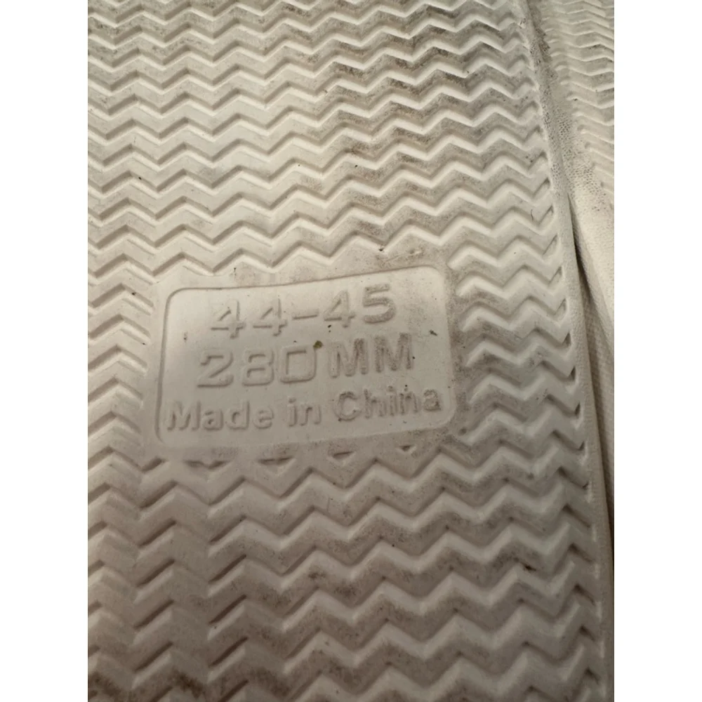 Man’s Unbranded White Slippers with Black Accents Size 10.5(44-45)